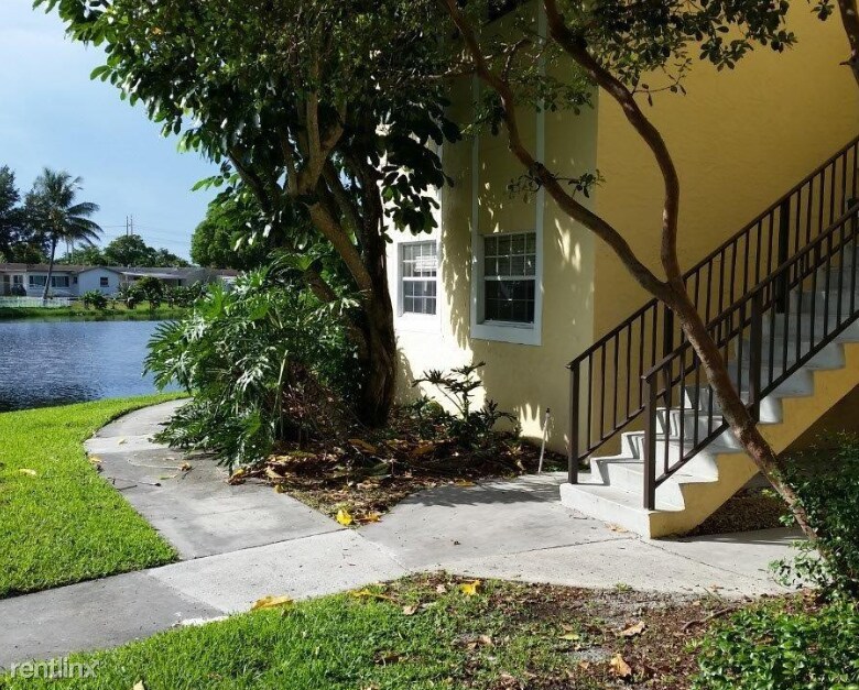1851 NW 96th Terrace in Pembroke Pines, FL - Foto de edificio