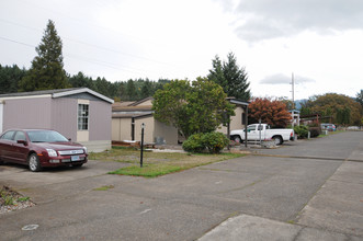 Hillcrest Mobile Home Park in Oakridge, OR - Building Photo - Building Photo