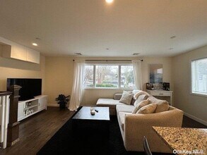 62 Green St in Huntington, NY - Building Photo - Building Photo