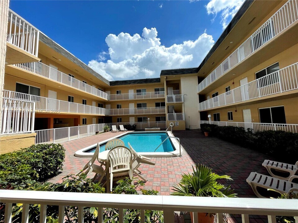 7910 Taft St in Pembroke Pines, FL - Building Photo