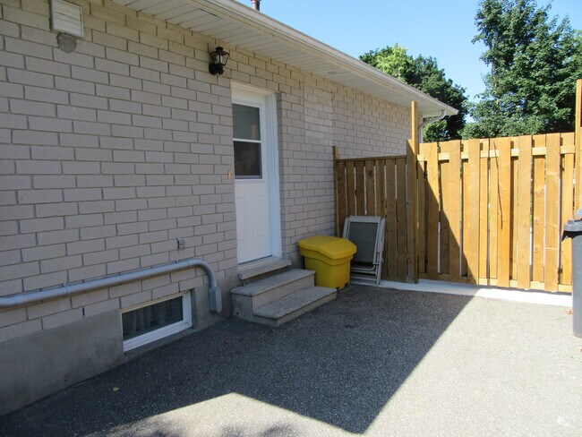 21 Dovercliffe Rd in Guelph, ON - Building Photo - Building Photo