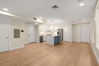 305 Border St, Unit 402 in Boston, MA - Building Photo - Building Photo