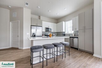 4902 Cosmos Cir, Unit 101 in Wimauma, FL - Foto de edificio - Building Photo