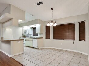 5785 Colonial Oaks Blvd in Sarasota, FL - Building Photo - Building Photo