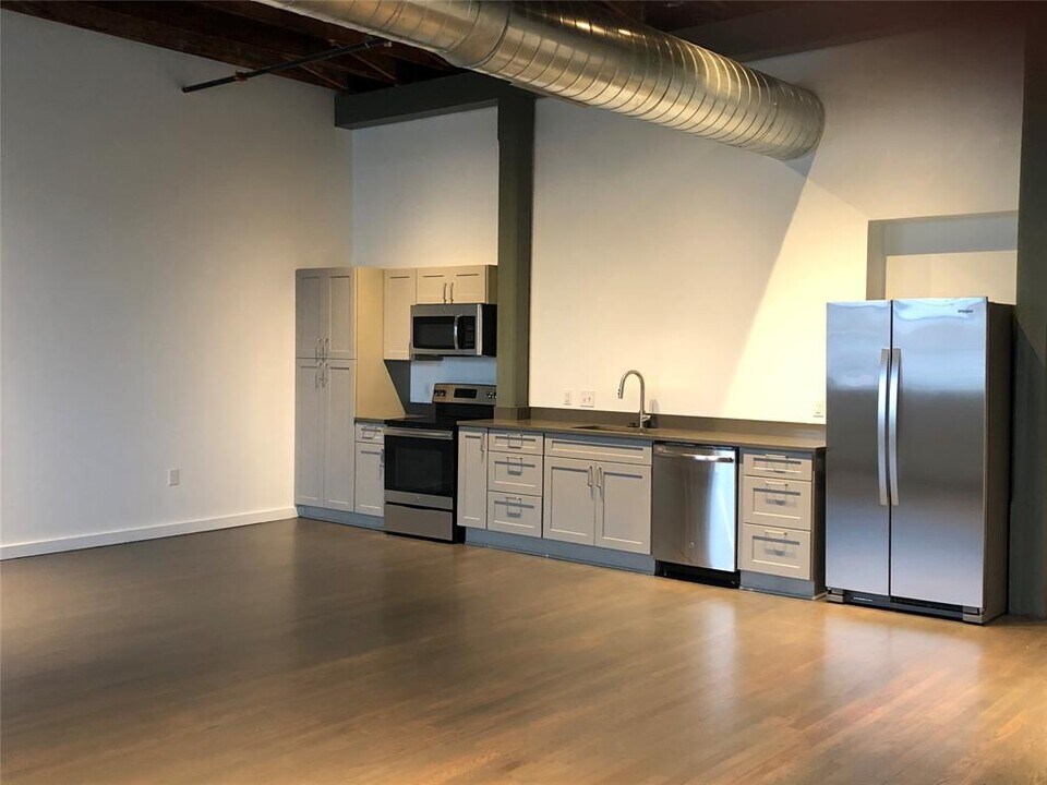 102 E 2nd St in Taylor, TX - Building Photo