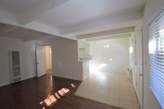 6125 Whitsett Ave in Los Angeles, CA - Building Photo - Building Photo