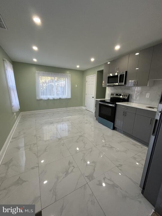 1420 Williams Ave in Levittown, PA - Building Photo