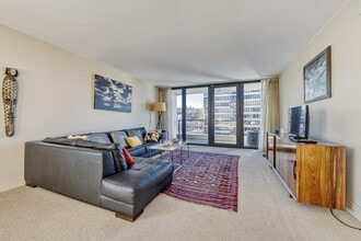 111 SW Harrison St in Portland, OR - Foto de edificio - Building Photo