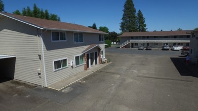 Meadow Creek Apartments in McMinnville, OR - Building Photo - Building Photo