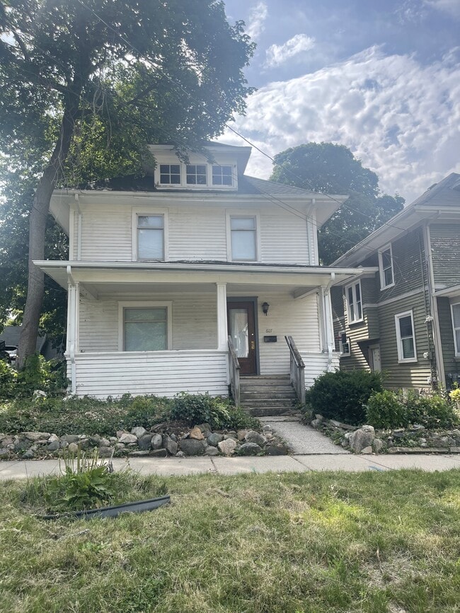 property at 607 N Sycamore St