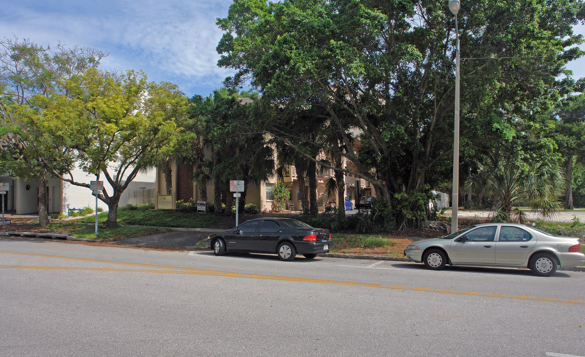 Wyndham Apartments in St. Petersburg, FL - Building Photo