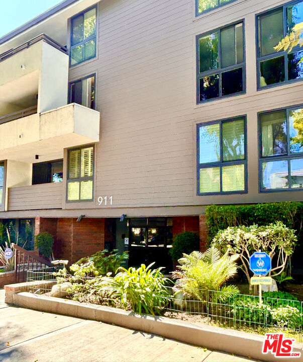 property at 911 Kings Rd