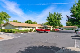 Delta Cove Apartments, LLC in Sacramento, CA - Foto de edificio - Building Photo