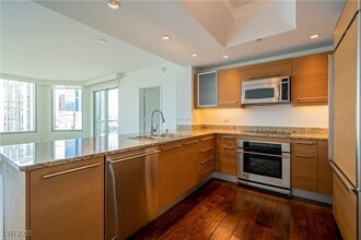 222 Karen Ave in Las Vegas, NV - Building Photo - Building Photo