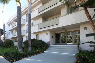 Bentley Avenue Apartments in Los Angeles, CA - Foto de edificio - Building Photo