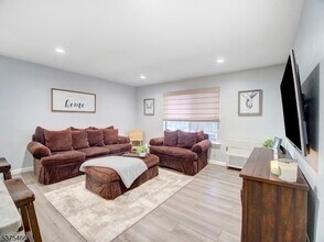 61 Eton Way in Franklin Township, NJ - Foto de edificio - Building Photo