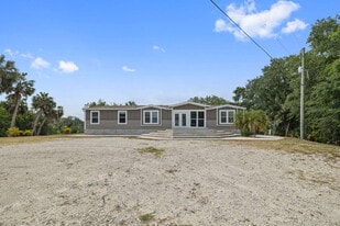 10850 Cozarts Chalet Dr in Gibsonton, FL - Building Photo
