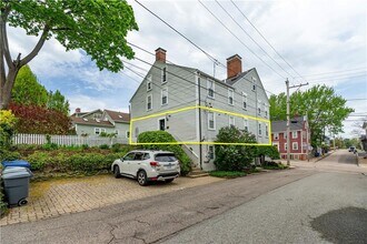 19 King St in East Greenwich, RI - Foto de edificio - Building Photo