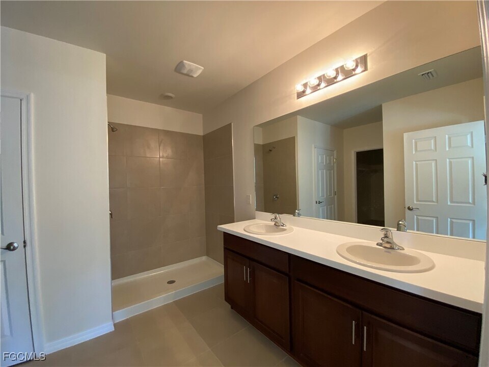 1913 NW 24th Pl in Cape Coral, FL - Building Photo