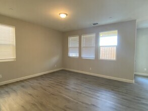 220 Uccello Way in Sacramento, CA - Building Photo - Building Photo