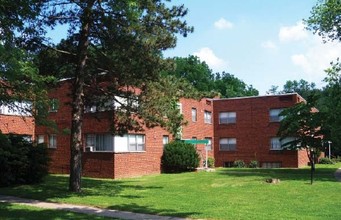 Pine Meadow Court Apartments in Alton, IL - Building Photo - Building Photo