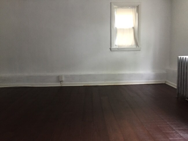 5748 Chestnut St-Unit -1st Flr in Philadelphia, PA - Foto de edificio - Building Photo