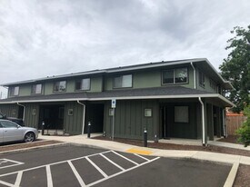 8300 SE Flavel St in Portland, OR - Building Photo