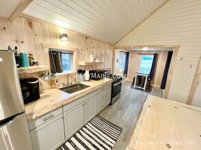 8 Sand Beach Ln in Burnham, ME - Foto de edificio - Building Photo