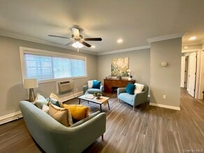 305 Brook Ave in Bay Shore, NY - Building Photo - Building Photo