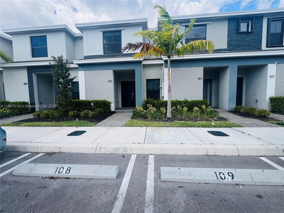 413 NE 1st Ave in Florida City, FL - Building Photo
