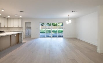 1206 Cloverleaf Dr in Austin, TX - Foto de edificio - Building Photo