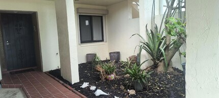1611 Minutemen Causeway in Cocoa Beach, FL - Foto de edificio - Building Photo