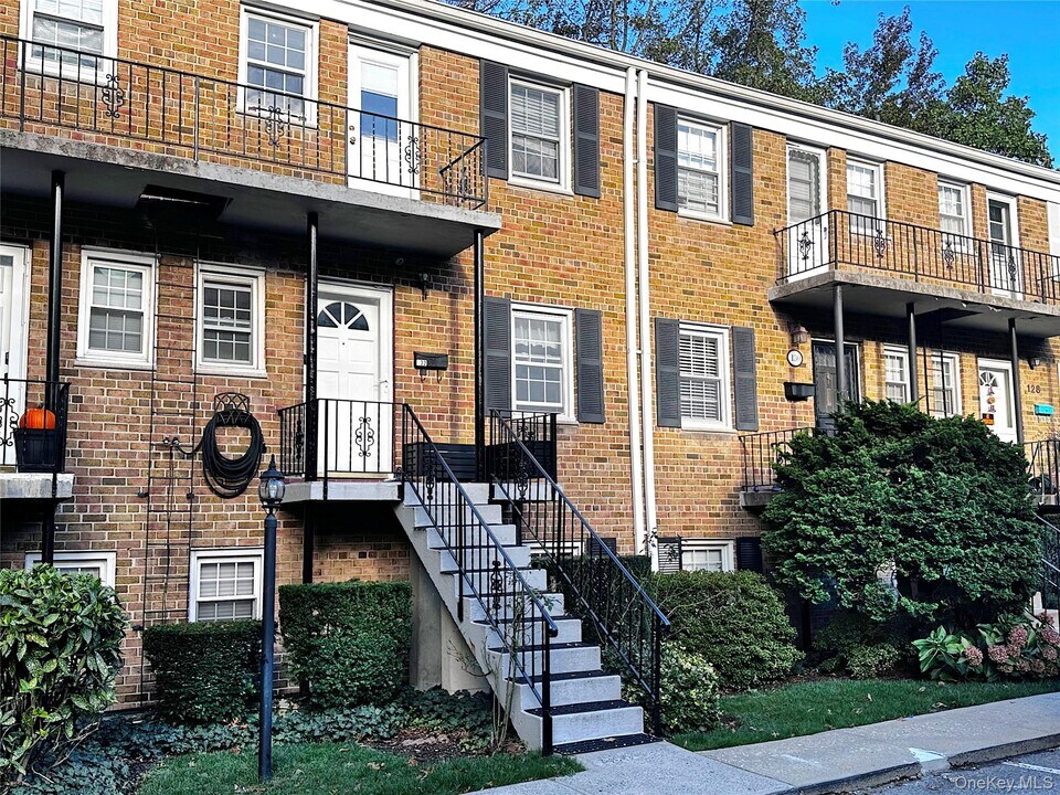 132 Texas Ave in Yonkers, NY - Building Photo
