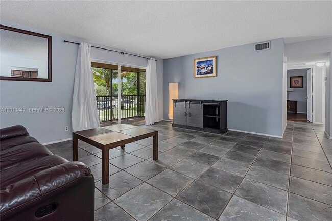 3083 N Oakland Forest Dr, Unit 206 in Oakland Park, FL - Building Photo - Building Photo