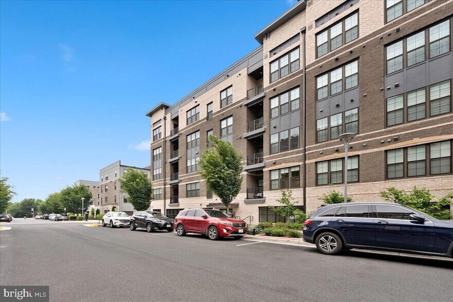 2320 Field Point Rd, Unit 4-103 in Herndon, VA - Building Photo