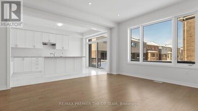 8 Valleybrook Rd in Barrie, ON - Building Photo - Building Photo