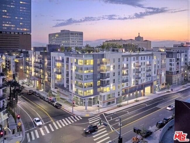 property at 1120 W 6th St