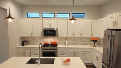 210 E 32nd St in Houston, TX - Building Photo - Building Photo