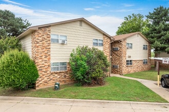 Crossland Square in Lawton, OK - Building Photo - Building Photo