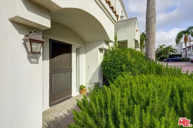 6435 Zumirez Dr-Unit -20 in Malibu, CA - Building Photo - Building Photo