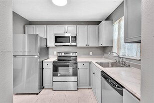 5100 SW 64th Ave, Unit DAVIE LUXURY CONDO in Davie, FL - Building Photo