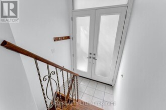 586 Pinegrove Rd in Oakville, ON - Building Photo - Building Photo