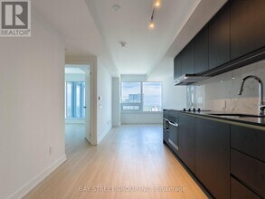 8 Wellesley St W in Toronto, ON - Building Photo - Building Photo