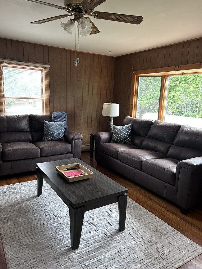 893 Bucksport Rd in Ellsworth, ME - Foto de edificio - Building Photo