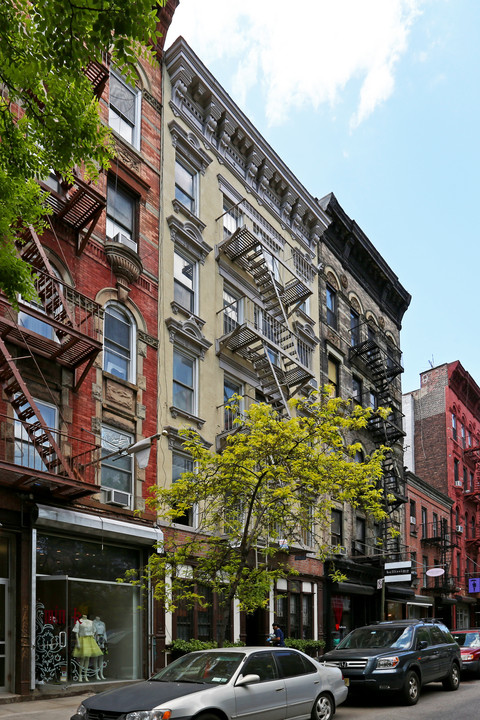 221 Mott St in New York, NY - Foto de edificio