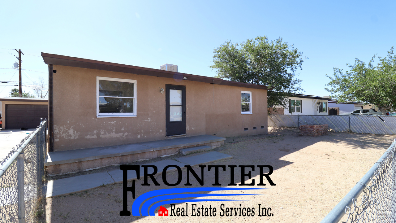 421 N Helena St in Ridgecrest, CA - Foto de edificio