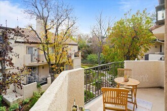 24153 Del Monte Dr. in Santa Clarita, CA - Foto de edificio - Building Photo