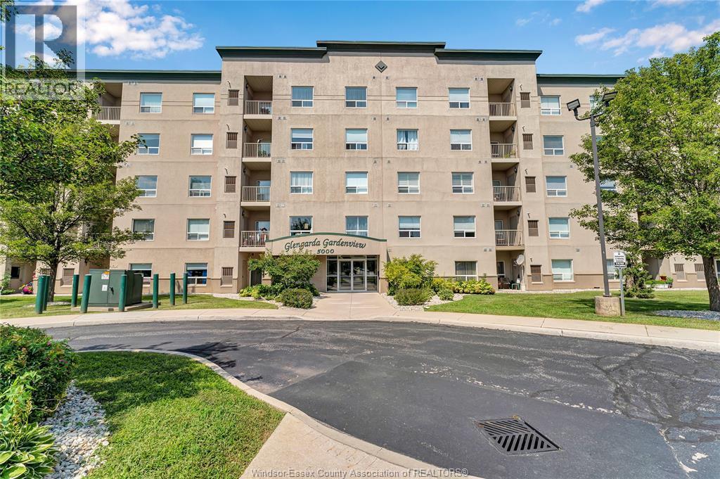 5000 Wyandotte St E in Windsor, ON - Foto de edificio