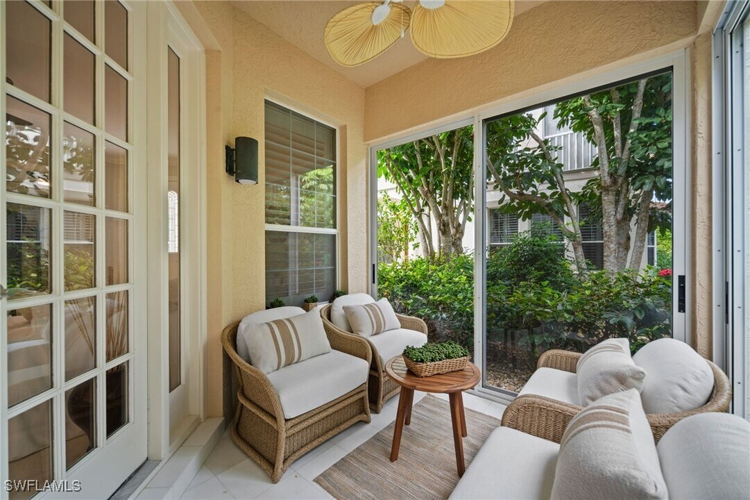 261 Colonade Cir in Naples, FL - Building Photo
