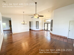 1306 E Sunburst Ln in Tempe, AZ - Foto de edificio - Building Photo